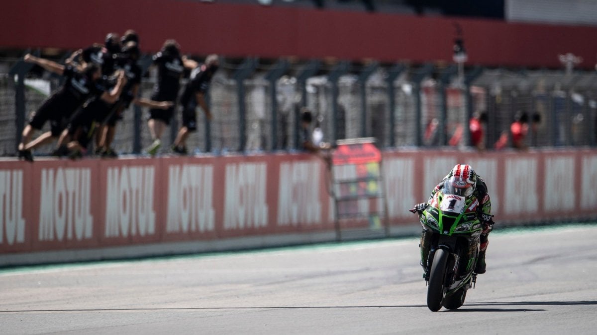 Superbike, Gp Aragon: Rea batte Davies in gara 2 e torna in vetta alla classifica