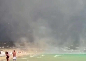 TORNADO irrompe in spiaggia, fuggi fuggi e feriti. Il VIDEO della fuga