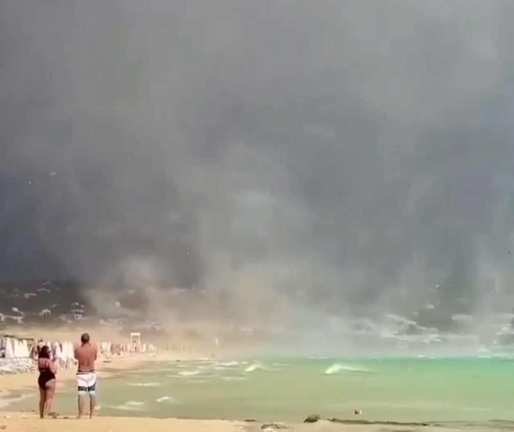 TORNADO irrompe in spiaggia, fuggi fuggi e feriti. Il VIDEO della fuga