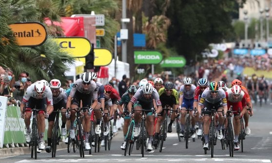 Tour al via tra pioggia e cadute: Kristoff vince lo sprint e conquista la maglia gialla