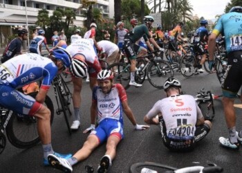 Tour al via tra pioggia e cadute: Kristoff vince lo sprint e conquista la maglia gialla