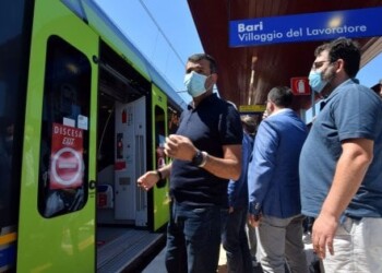 Trasporti pubblici, parafiati laterali su treni e bus per derogare al limite di passeggeri. Scuolabus, niente distanziamento sotto i 15 minuti