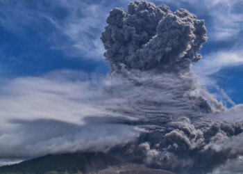 VULCANO SINABUNG esplode, potente eruzione: il VIDEO