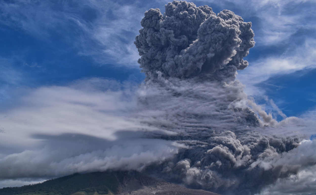 VULCANO SINABUNG esplode, potente eruzione: il VIDEO
