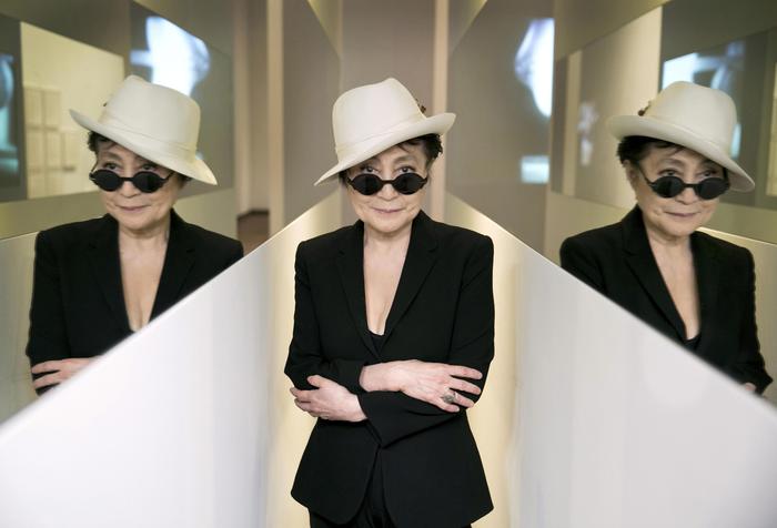 Yoko Ono disegna stendardi per riapertura Met
