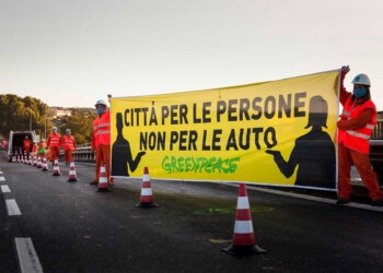 GREENPEACE IN AZIONE A ROMA, «NELLE NOSTRE CITTÀ È IL MOMENTO DI RIPARTIRE DALLA MOBILITÀ SOSTENIBILE»