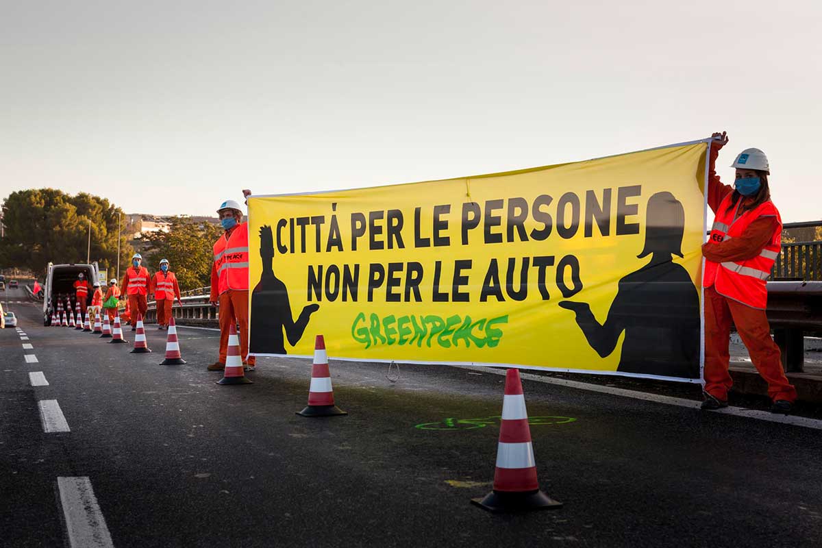 GREENPEACE IN AZIONE A ROMA, «NELLE NOSTRE CITTÀ È IL MOMENTO DI RIPARTIRE DALLA MOBILITÀ SOSTENIBILE»