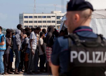 Migranti,Lampedusa in rivolta: Agenti di Polizia si schierano con il Popolo