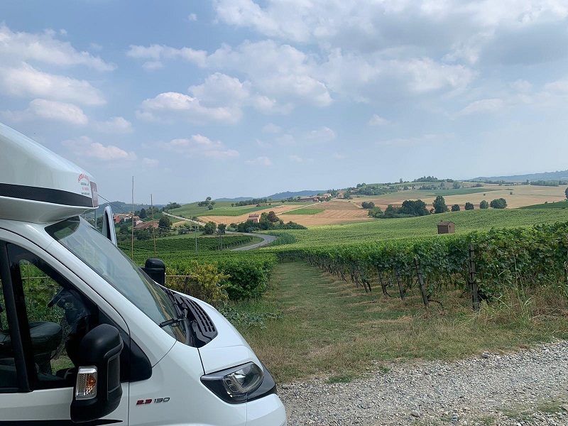 LE DONNE DEL VINO INVITANO I CAMPERISTI A DORMIRE UNA NOTTE TRA LE VIGNE IN VENDEMMIA