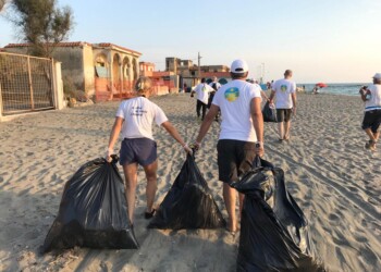 Decine di sacchi raccolti alla spiaggia di Castel Volturno
