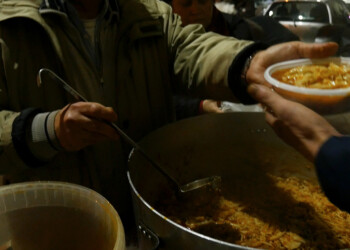 Roma, un “pasto sospeso” per chi è stato messo in ginocchio dal covid: la Comunità Papa Giovanni XXIII scende in piazza con ‘Un Pasto al Giorno’ per i “nuovi poveri”