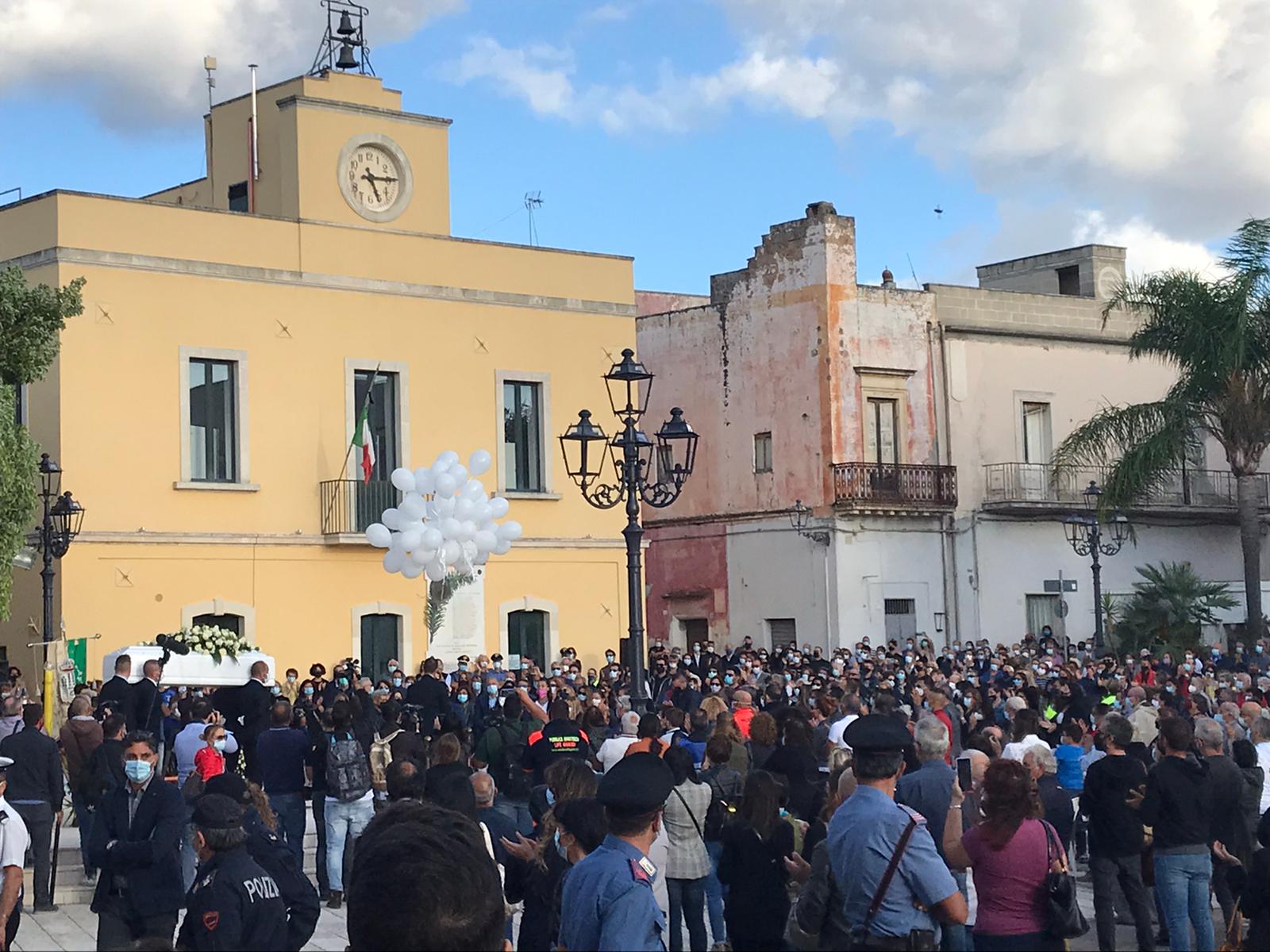 Duplice omicidio:funerali Eleonora,abito sposa e rose gialle
