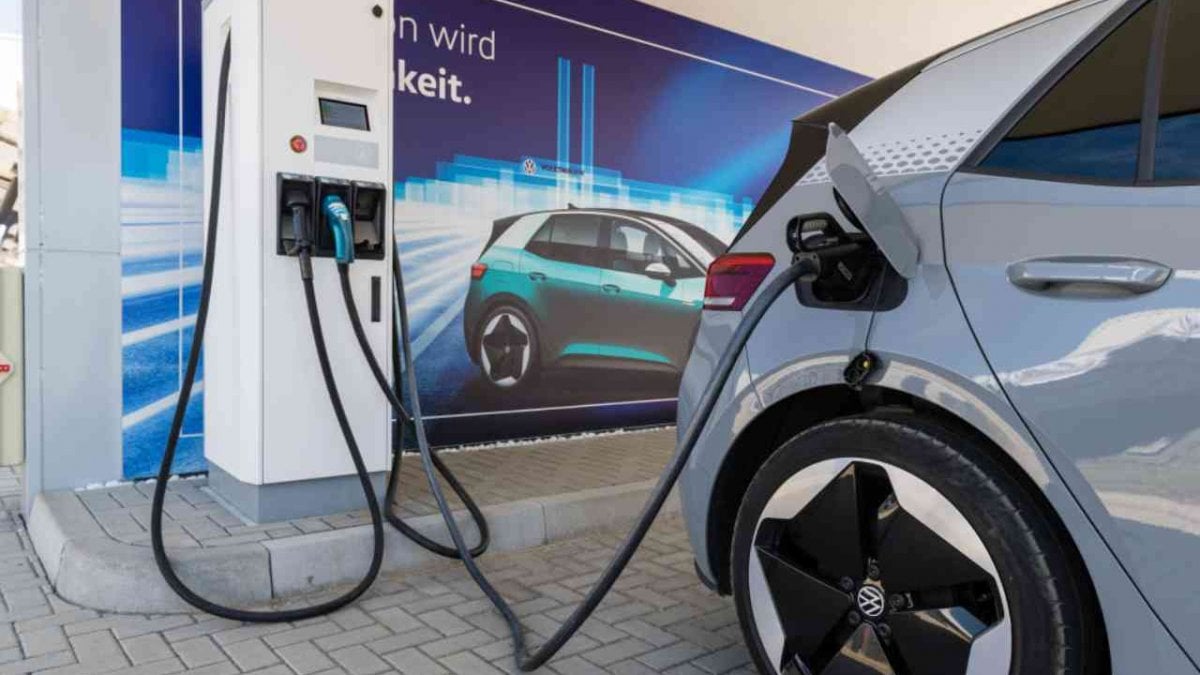 Auto elettrica, arriva la super batteria che si ricarica in 15 secondi