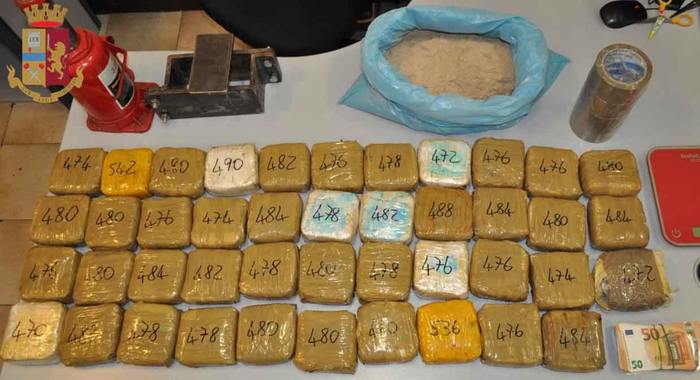 Aveva 21 kg di eroina in casa, arrestato operaio a Milano