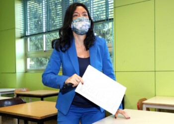 Azzolina. “Al banco senza mascherina. Questa riapertura segno di rinascita per il Paese”