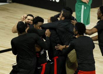 Basket, playoff Nba: Leonard stende Denver, Toronto sulla sirena riapre la serie con Boston