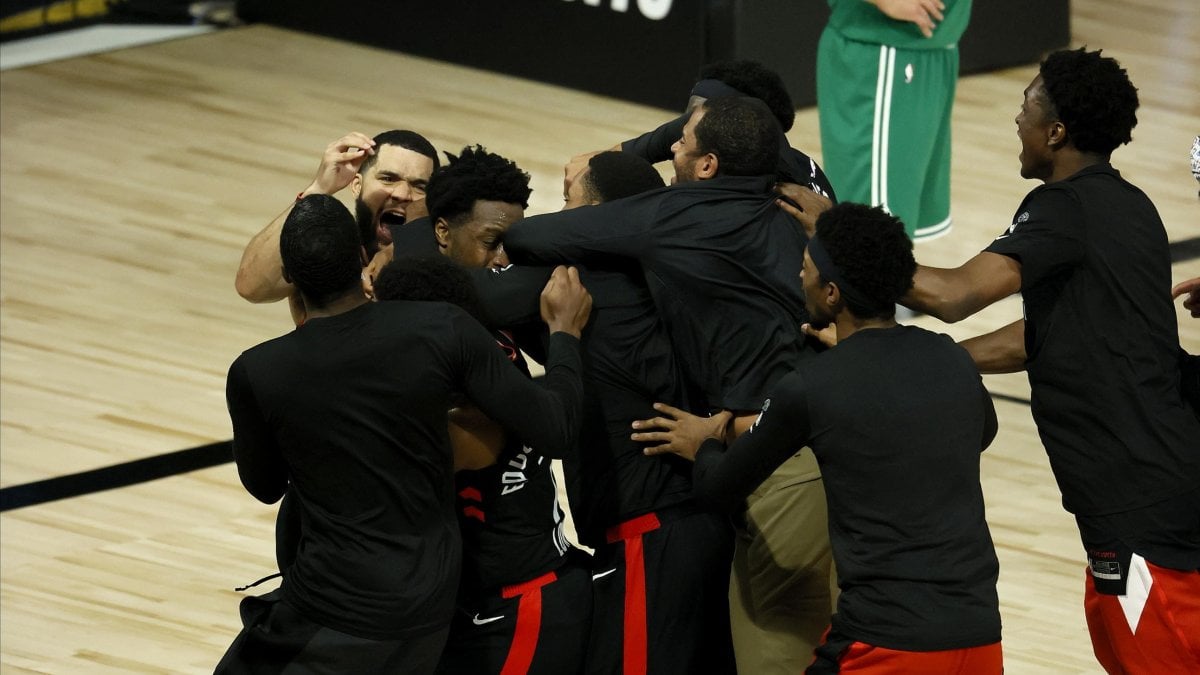 Basket, playoff Nba: Leonard stende Denver, Toronto sulla sirena riapre la serie con Boston