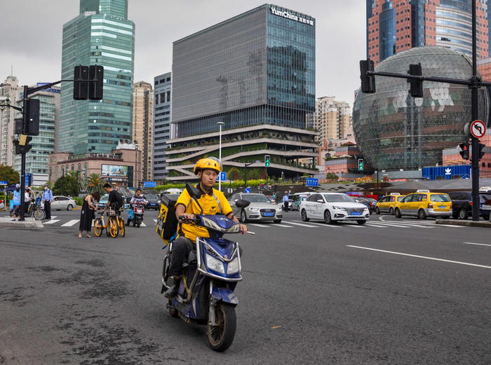 Borsa, Hong Kong apre poco mossa