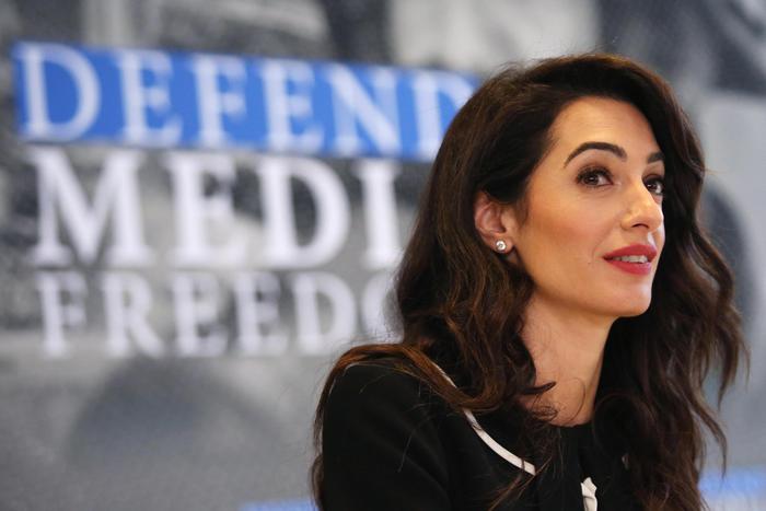 Brexit: Amal Clooney si dimette da consulente del governo Gb