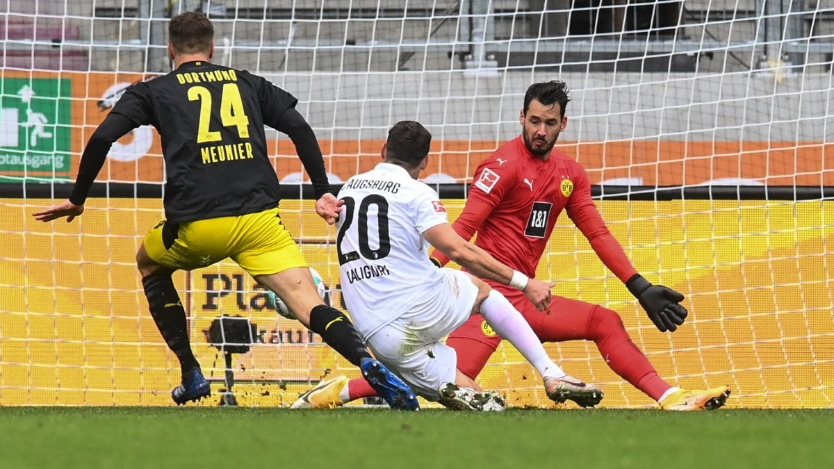 Bundesliga, brutta caduta del Dortmund: l’Augsburg vince 2-0