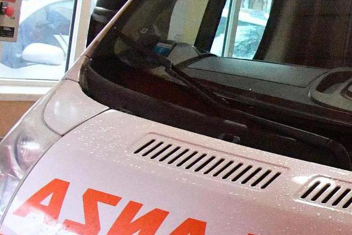 Cade dal balcone e muore davanti ai nipotini