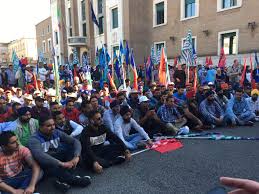 Caporalato, centinaia di lavoratori indiani manifestano a Latina