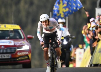 Ciclismo, fantastico Pogacar: ribalta il Tour nella crono e strappa la maglia gialla a Roglic