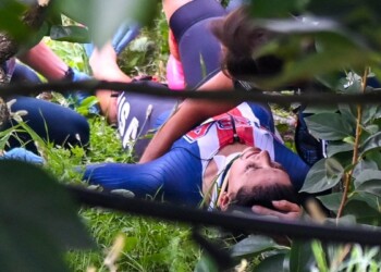 Ciclismo, Mondiali: paura per Chloe Dyger, sbanda in curva e finisce in un fossato