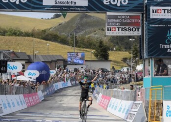 Ciclismo, Tirreno-Adriatico: doppio colpo di Simon Yates