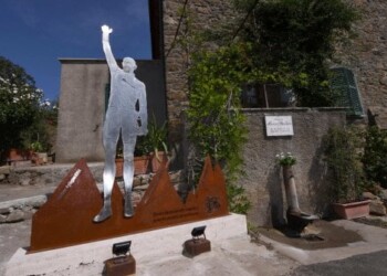 Ciclismo, Tirreno-Adriatico: doppio colpo di Woods, tappa e maglia azzurra