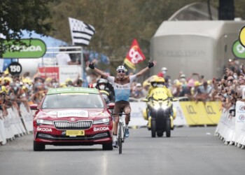 Ciclismo, Tour de France: a Peters la prima sui Pirenei. Adam Yates resta in giallo, crollo di Pinot e Alaphilippe