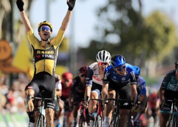 Ciclismo, Tour de France: bis di Van Aert in una tappa dominata dal vento