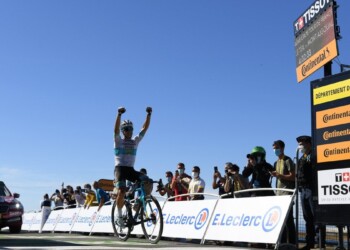 Ciclismo, Tour de France: Lutsenko vince il salita. Adam Yates mantiene la maglia gialla
