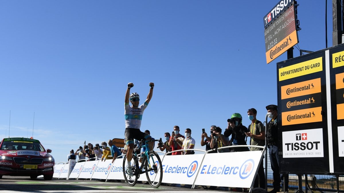 Ciclismo, Tour de France: Lutsenko vince il salita. Adam Yates mantiene la maglia gialla