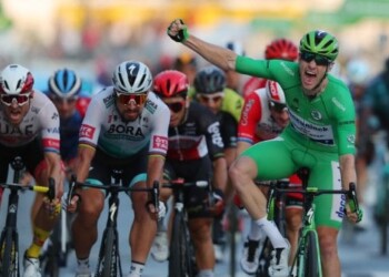 Ciclismo, Tour de France; Parigi incorona il giovane re Pogacar. Sprint finale a Sam Bennett
