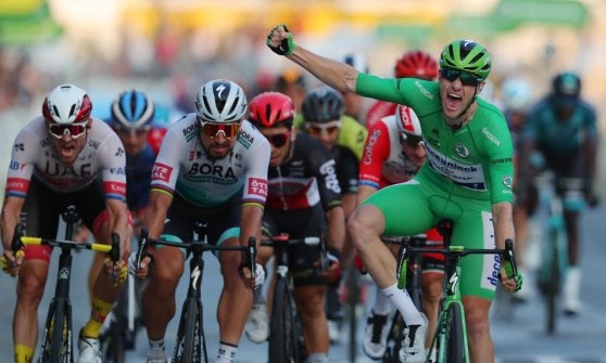 Ciclismo, Tour de France; Parigi incorona il giovane re Pogacar. Sprint finale a Sam Bennett