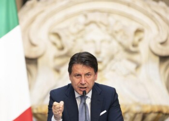 Conte: scuola al via lunedì. Mascherina anche al banco per 50 mila studenti