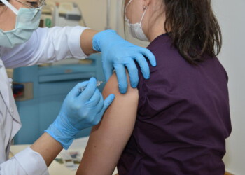 Stando ai risultati, che si basano su dati medici, per i ragazzi tra i 12 e 15 anni senza patologie pregresse, la probabilità di vedersi diagnosticata una miocardite è da quattro a sei volte superiore