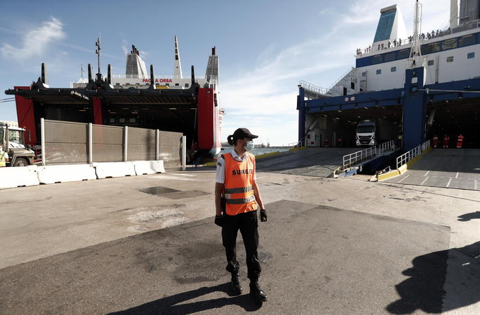 Coronavirus: Marsiglia rilancia, ‘no multe a chi apre’