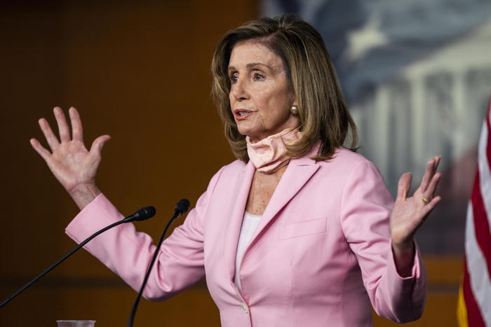 Coronavirus: Pelosi dal parrucchiere senza la mascherina