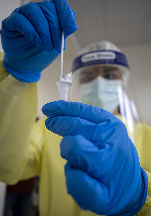 Covid: contagi stabili, 1.766, ma 20 mila tamponi in meno