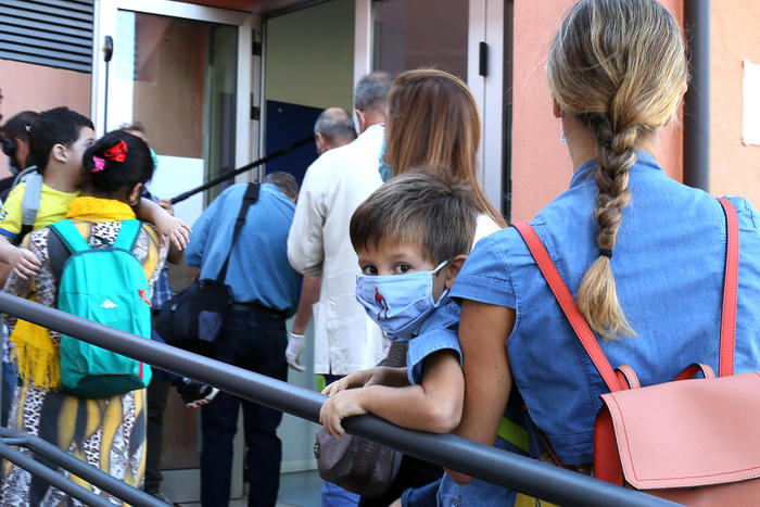 Da ricreazione a mascherine, Azzolina risponde