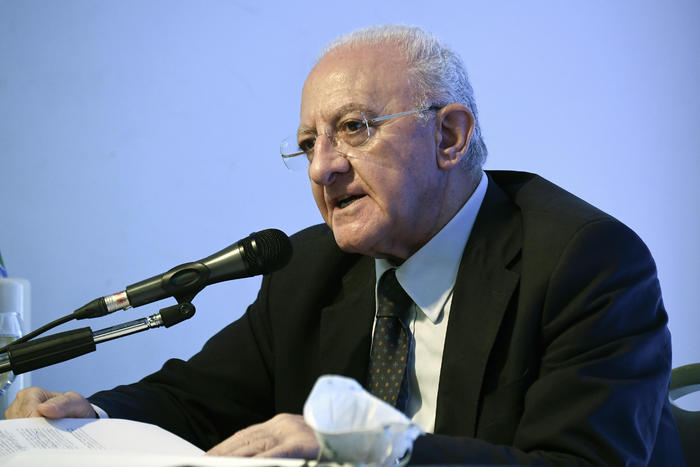 De Luca, se curva contagi non cala chiuderemo tutto