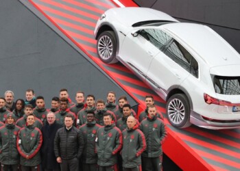 I giocatori del Bayern guidano auto elettriche