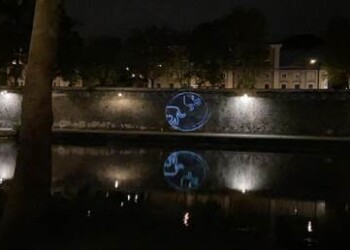 A PIAZZA TEVERE LUCI, OMBRE E SUONI – ripresentata l’opera “Ombre dal Lupercale” con omaggio a William Kentridge