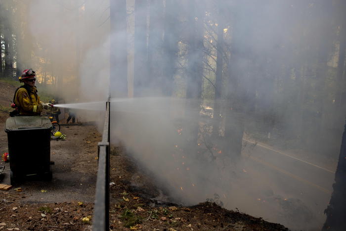Incendio divampa in California e blocca decine di turisti