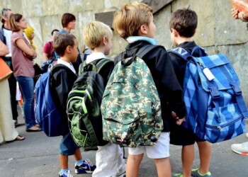 Ingressi scaglionati. La coppia di genitori: “Orari impossibili. Non si possono ignorare le esigenze di madri e padri che lavorano”