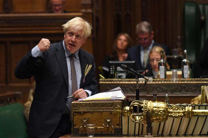 Johnson attacca l’Ue, minaccia dazi interni a Gb