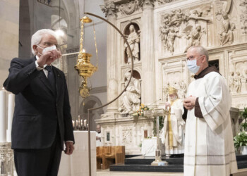 Mattarella accende la lampada di Loreto