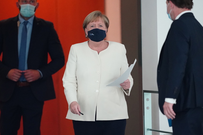 Merkel sconsiglia Paesi a rischio in Ue ma loda l’Italia